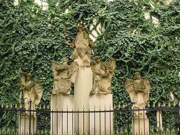 Primacialne Sq. - Sculpture of St. John Nepomucky